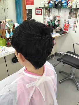 スタジオ ラディッシュ 耳出しベリーショート