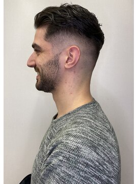 フランクスバーバー アンド ビアークラブ(FRANK'S BARBER and BEER CLUB) サイドグラデーションかき上げくせ毛カット七三分け