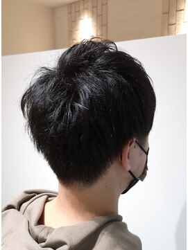 ラヒュー(LAUGHIEW) 爽やかソフトツーブロック束感ショートスタイル