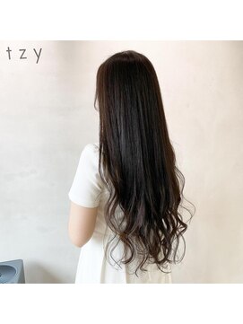 リジー(Litzy) 毛先まで潤艶ロングヘア