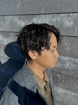 ヒュイル バイ ニアウ(Hwyl by Niau)&nbsp;ツイストスパイラルパーマメンズセンターパートカット刈り上げ