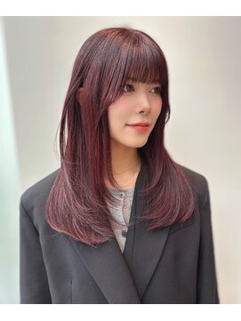 ステア ケース(stair case) 韓国ミディアムレイヤーカット顔周り前髪カットレッドカラー