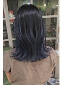 艶カラー×ブルーブラック×くびれミディアム