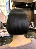 襟足のすっきりとしたボブスタイル　ケアトリートメント　艶