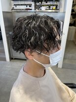 無造作センターパートツイストスパイラルパーマツーブロック