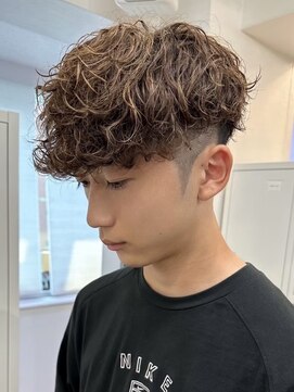 ウェイビーエフティフィフス 横浜西口(WAVEY ft.fifth) 横浜スペインカールラルフカールシャドウパーマサーフカール30代