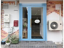 フワリ(fuwari)の雰囲気（青い扉がfuwariの入り口です！）
