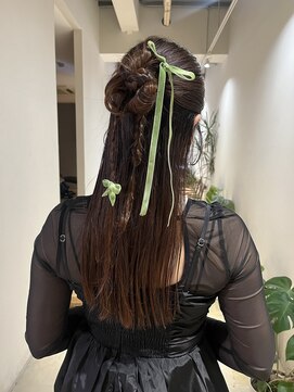 セブンベルベット(7 Velvet) カチモリハーフアップ結婚式ヘアアレンジ