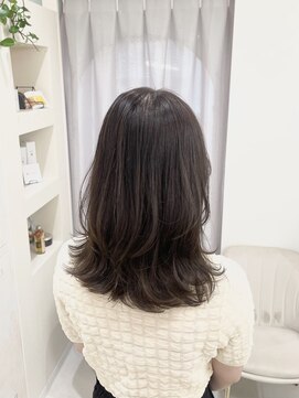 エレノア 梅田 大阪駅前第4ビル店(Eleanor) ミディアムレイヤー、オリーブカラー