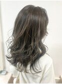 軽やかな動きのレイヤースタイル。