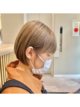 メロウバイケンジ(mellow by KENJE) 【ツヤ髪ダブルカラー】ミルクティーベージュ×ぱつっとボブ