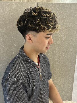 ニアウ 太田店(Niau) メンズ刈り上げスタイルクリームパーマスペインカール質感重視