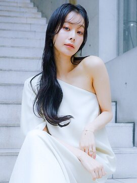 シア(sia) 韓国風くびれレイヤー髪質改善ブルーブラック小顔美髪20代30代