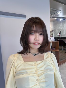 ヨム(YOMU) 柔らかブラウンにミディアムレイヤー