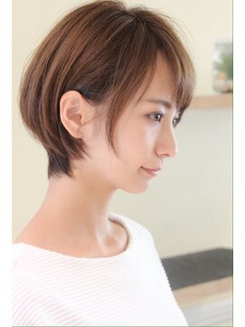 レウナ 外苑前(Reuna) 30代40代人気 大人可愛い 耳かけショート シルエットが綺麗