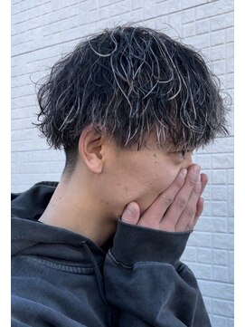 ゴデーレ(GODERE) メンズカット 無造作刈り上げ波巻きパーマ シルバーメッシュ