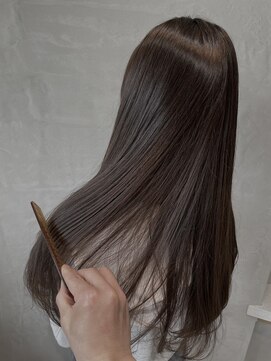 スリー ナカノシマ(three. Nakanoshima) 【three.中之島】光に透ける暗髪