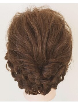 アヴソリューク(Absoluk) 編み込みローアップヘアアレンジ