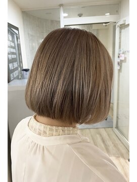 シャケトラ(Sciacche Tr'a) 大人可愛いミニボブ×ベージュカラー