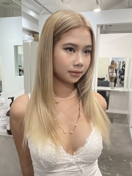 ジーナ オモテサンドウ(XENA) ブロンドヘア×ケアブリーチ×ホワイトベージュ