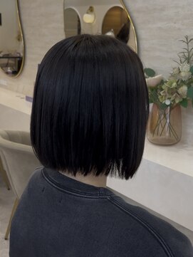 ラビス クローバー(Lovis clover) ぱつんと前下りボブカットシルエットが綺麗すぎる♪あゆむ