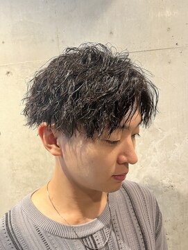 リベルテ グリット(Liberte Grit) ツイストスパイラルツーブロックセンターパートマッシュ黒髪