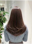 艶のあるこっくりラベンダーブラウン/柔らかいレイヤーカット