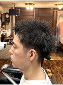 テーパーフェードのスパイキーショートにソフトツイストをオン