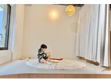 ティーヘア トナリ(t.hair tonari)の雰囲気（2階にキッズスペースあります　子連れの方は2階にご案内します）