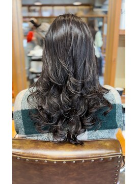 ロベルシ(ROVERSI) レイヤーカット+コテ巻き風デジタルパーマ