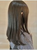 オリーブベージュ×ストレートスタイル