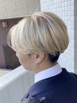 ユウル 横浜(juhl.) ホワイトブロンド抜きっぱなしブリーチ刈り上げマッシュショート