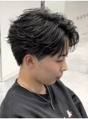 黒髪ショートフェザーニュアンスパーマセンターパート2ブロック