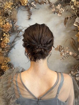 ヒトイロ(hitoiro) シニヨンヘアアレンジ