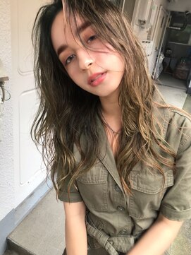 カゼ ダイカンヤマ Kaze DAIKANYAMA アボカドブラウンのスリークカールスタイル