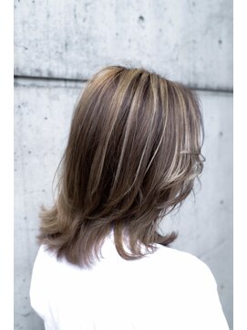 ニーイチイチ(211) 似合わせカットイメチェン/ウルフミディアム/グレージュアッシュ