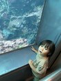 オトロ 自由が丘奥沢(Otro) 今年夏に家族で行った下田にある水族館での三男、魚達に興味津々
