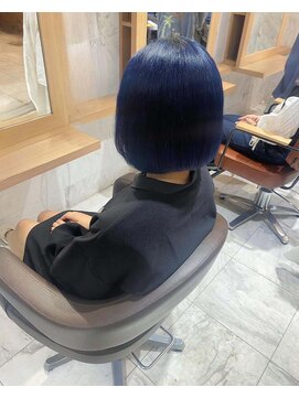 ビアンコ カーロ(Bianco caro) ブルーカラー/ネイビーブルー/ハイトーン/ブリーチ/ボブ