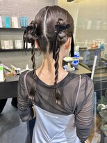 ケンジ 横浜(KENJE) タイトヘア/ツインアレンジ/ベロアリボン/お呼ばれヘア