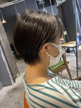 エミュー(emue) 20代30代★丸みショートスタイリング簡単♪耳かけショート中島
