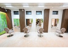 ワイズヘアラウンジキロット(Y’s hair lounge Kilotto)の雰囲気（ゆったり広々したナチュラルテイストの店内。）