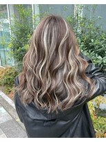 ユニー(uniii)&nbsp;白髪ぼかしハイライト/ブリーチ/レイヤーカット