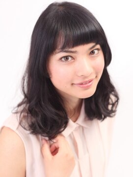 エマージュ 新宿(Emerge) 目元ギリギリの前髪でモードな雰囲気の巻き髪スタイル