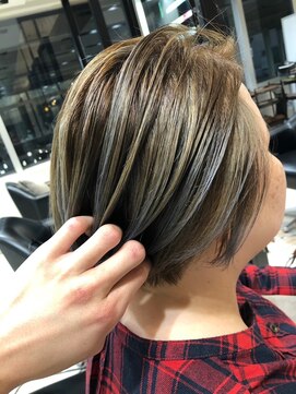 アデプト 北千住店(adept) 【adept北千住 リョウ】白髪ぼかしハイライトショートボブ