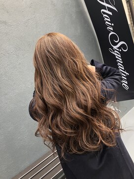 ヘアーシグネチャー(Hair Signature) ピンクベージュ系ゆる巻きMIXカール