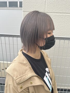 ララ(LALA) シルバーカラーと切りっぱなしボブ