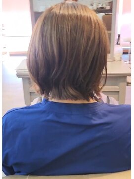 リープリング(Liebling) 外はねボブで作る、自然な遊び心