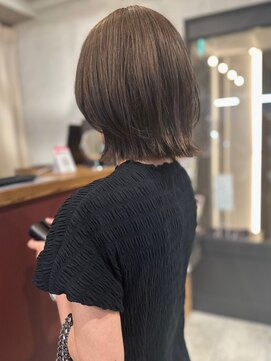 アトリエ(atelier.) 外ハネボブ　切りっぱなしボブ　顔周りカット　ベージュカラー