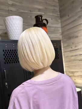 ヲタク(wotaku.) ホワイトブロンドハイトーンダブルカラーケアブリーチミニボブ