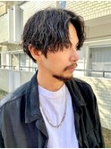 S字のカールが人気のセンターパート×波巻きスパイラルパーマ